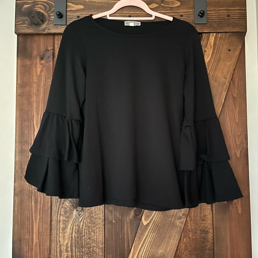 Pleione Black Top
